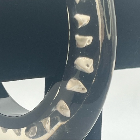 Vintage Lucite Bangle Bracelet Embedded Chips Statement. Very rare find - Picture 6 of 8